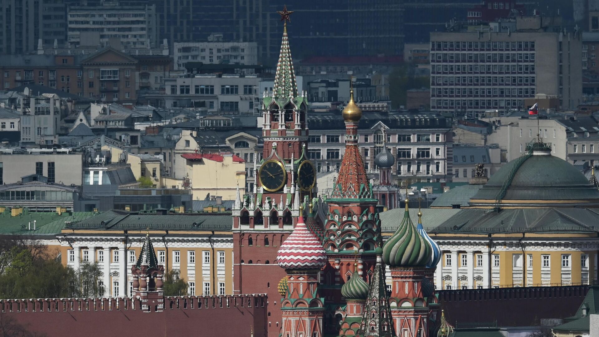 Вид на Собор Василия Блаженного и Спасскую башню Московского кремля  - РИА Новости, 1920, 01.06.2022