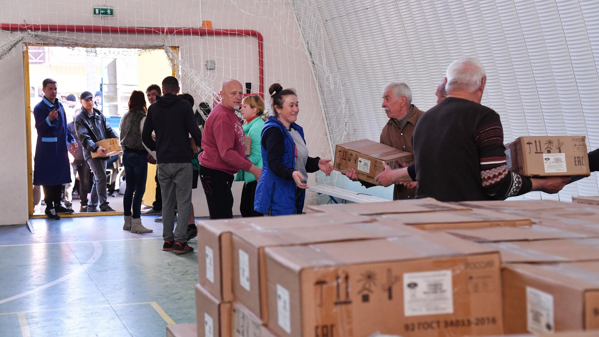 Выдача гуманитарной помощи из России жителям Волчанска Харьковской области - РИА Новости, 1920, 12.08.2024