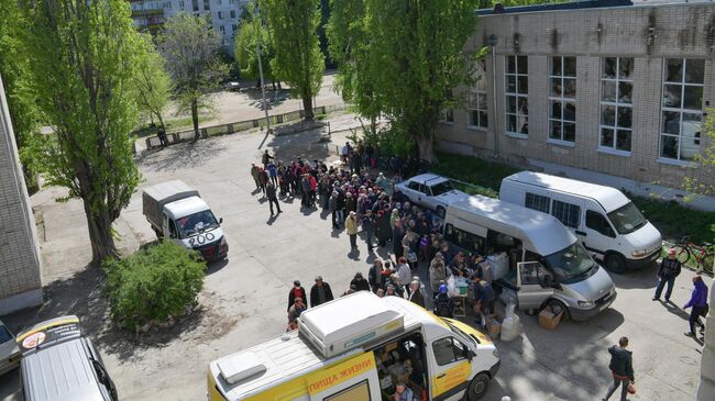 Раздача еды жителям города Рубежное. Архивное фото. 