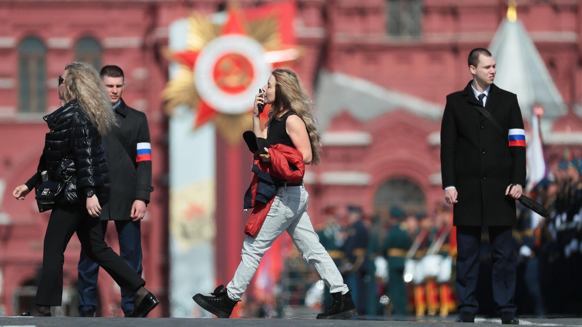 Москвичи прогуливаются перед началом генеральной репетиции военного парада на Красной площади - РИА Новости, 1920, 12.07.2022