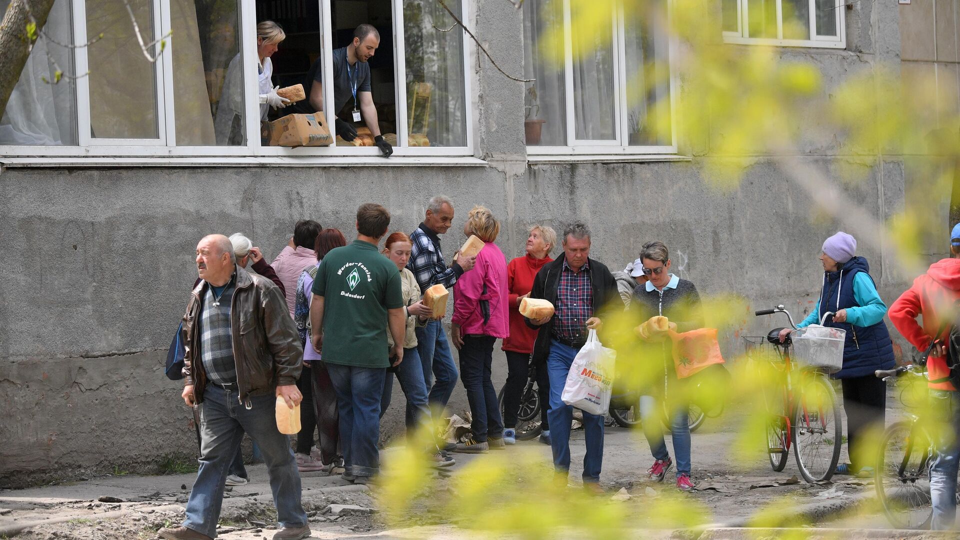 Раздача хлеба местным жителям в Мариуполе - РИА Новости, 1920, 06.09.2022