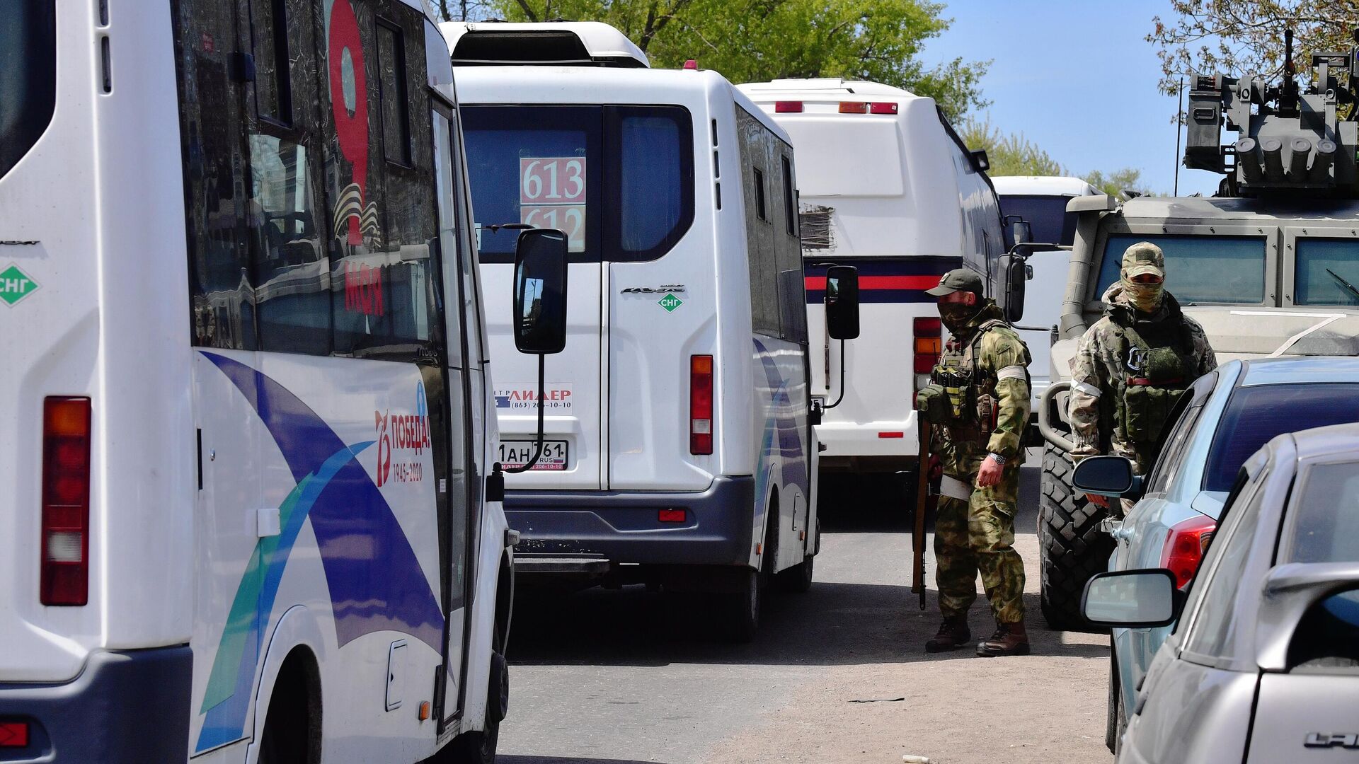 Автобусы с беженцами стоят в очереди на проверку в фильтрационном пункте в селе Безыменное - РИА Новости, 1920, 06.06.2022