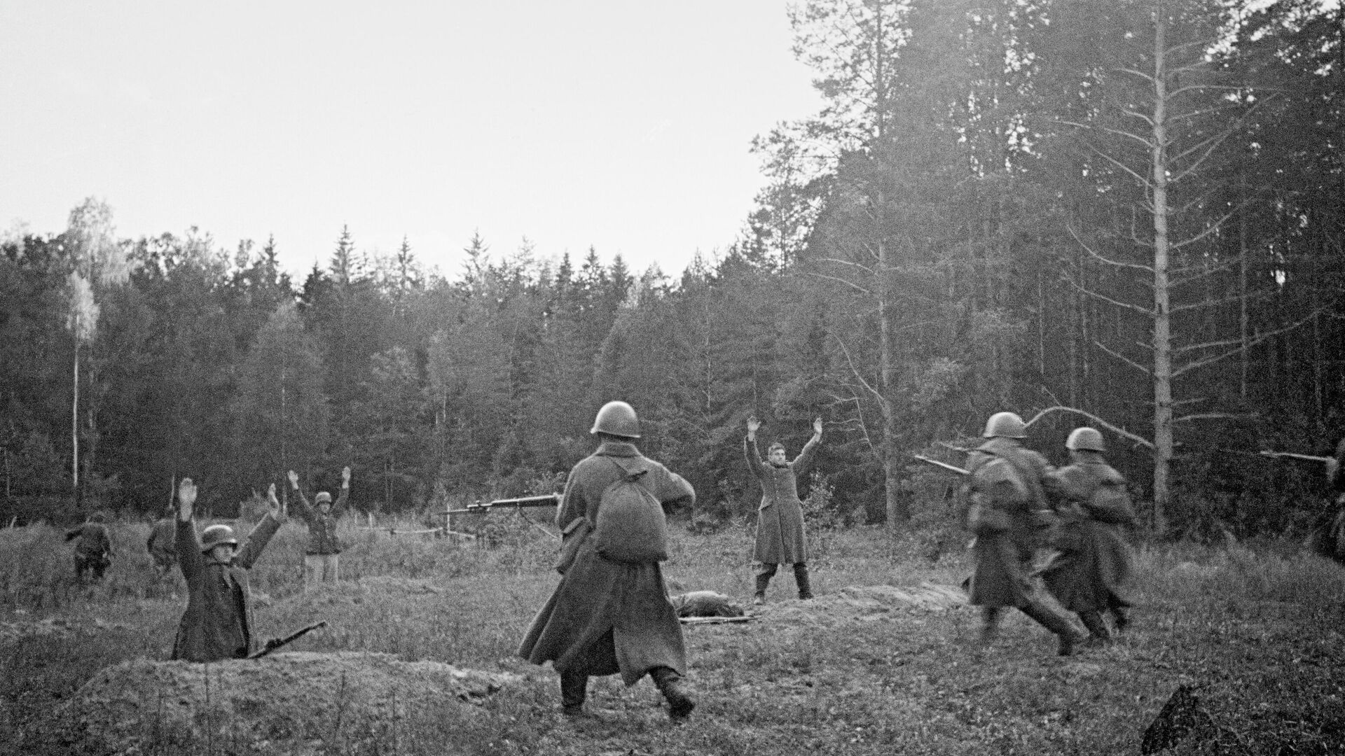 Деревня Витовка, Брянский фронт. Немецкие солдаты сдаются в плен, 1941 год - РИА Новости, 1920, 21.06.2024