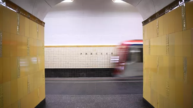 Прибытие электропоезда на станцию метро Рижская