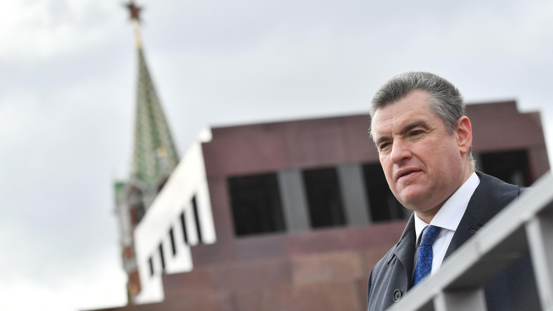 Председатель комитета Государственной Думы РФ по международным делам Леонид Слуцкий на трибуне для зрителей на Красной площади перед началом военного парада в честь 77-й годовщины Победы в Великой Отечественной войне - РИА Новости, 1920, 18.05.2022