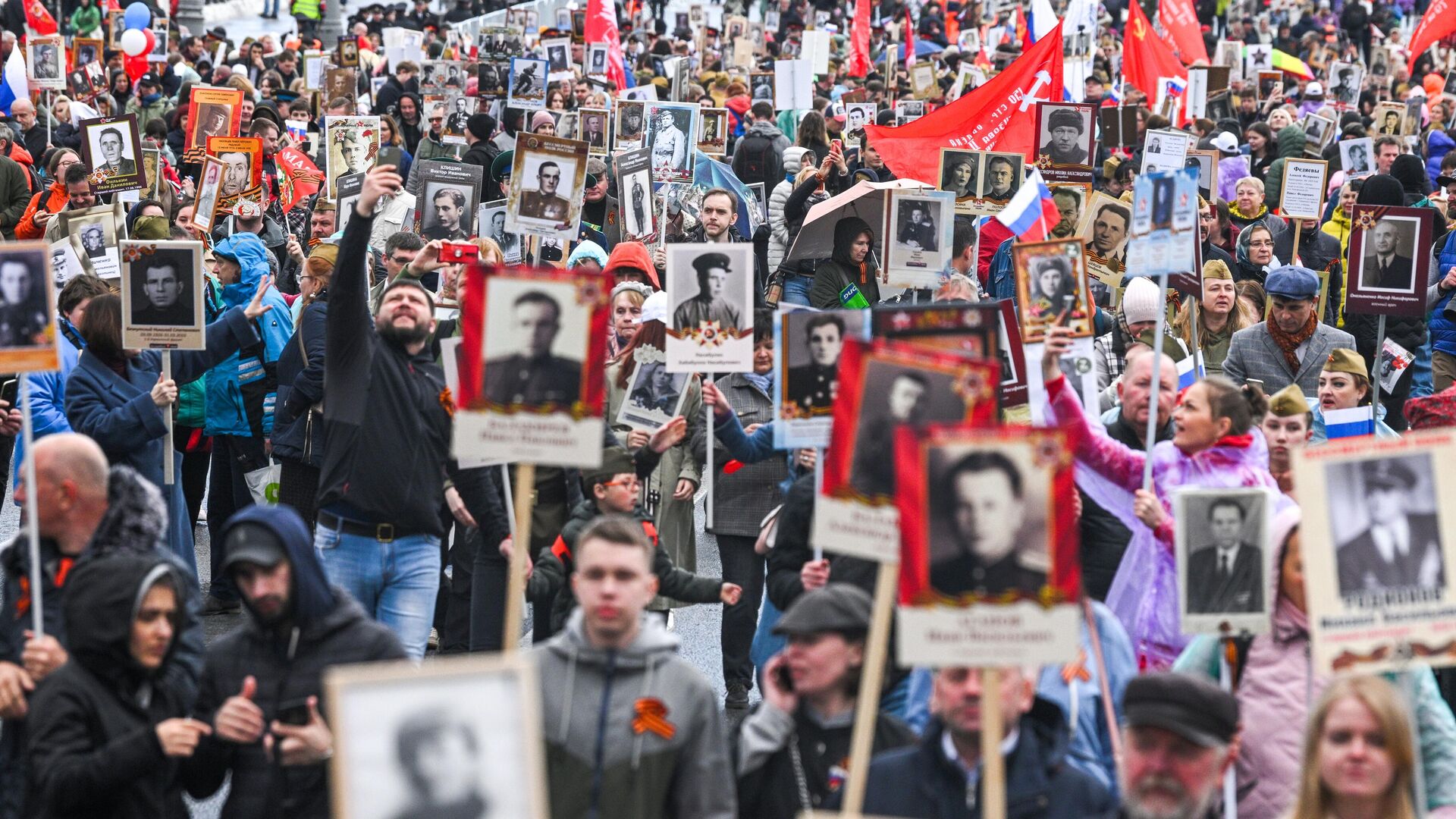 Участники акции Бессмертный полк, посвященной 77-й годовщине Победы в Великой Отечественной войне, в Москве. Архивное фото - РИА Новости, 1920, 18.04.2023