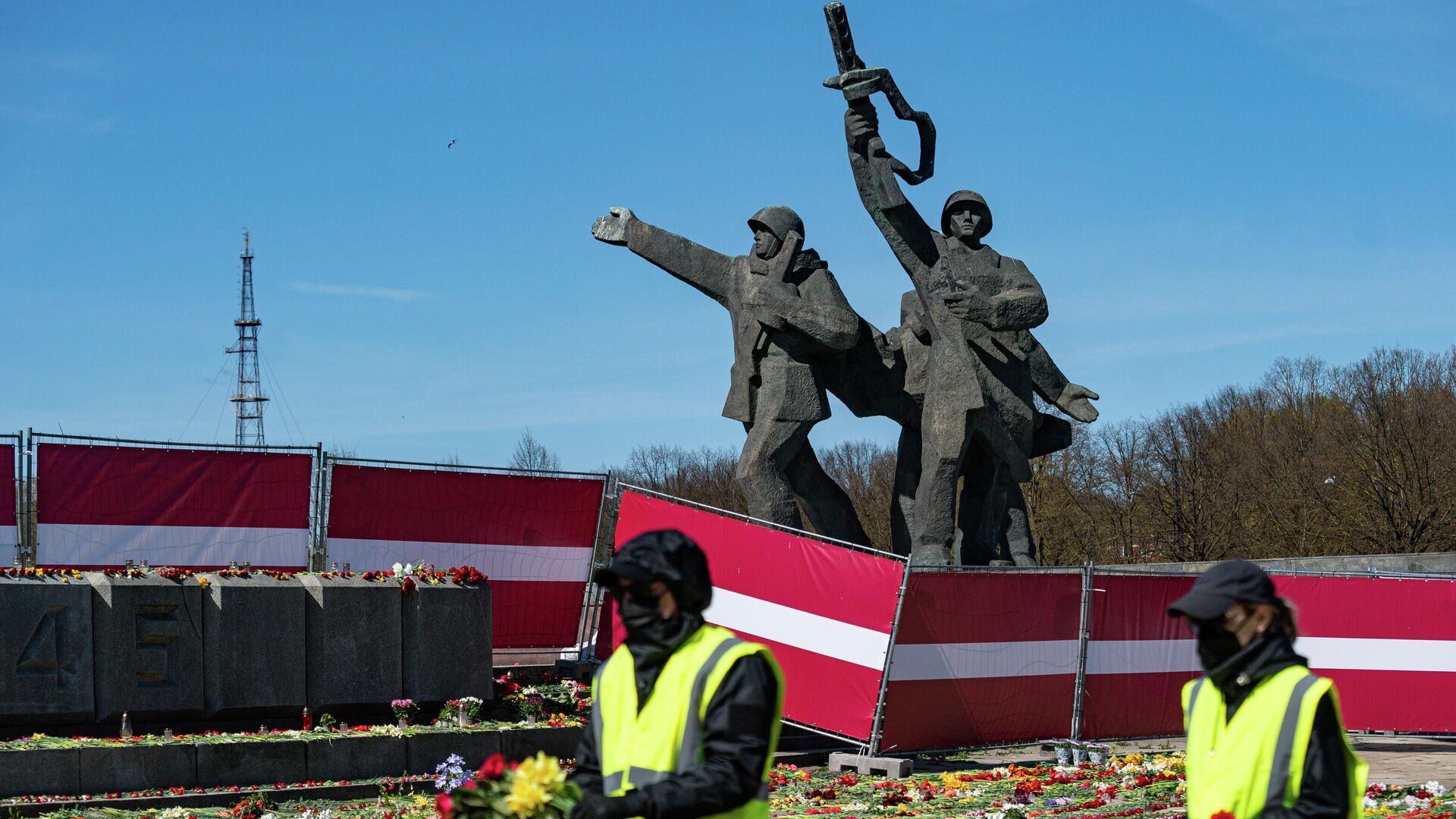 На территории мемориального комплекса Памятник воинам Советской Армии - освободителям Советской Латвии и Риги от немецко-фашистских захватчиков в Риге - РИА Новости, 1920, 11.05.2022