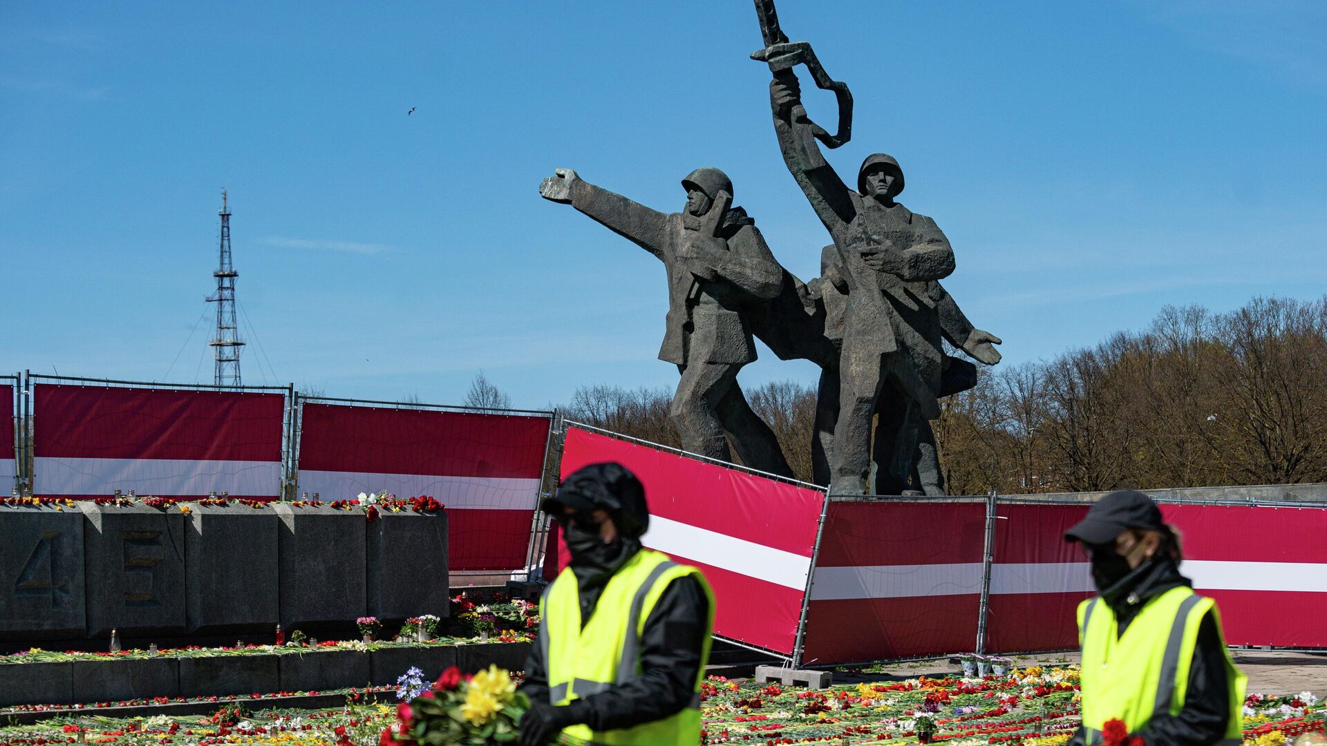 На территории мемориального комплекса Памятник воинам Советской Армии - освободителям Советской Латвии и Риги от немецко-фашистских захватчиков в Риге - РИА Новости, 1920, 11.05.2022