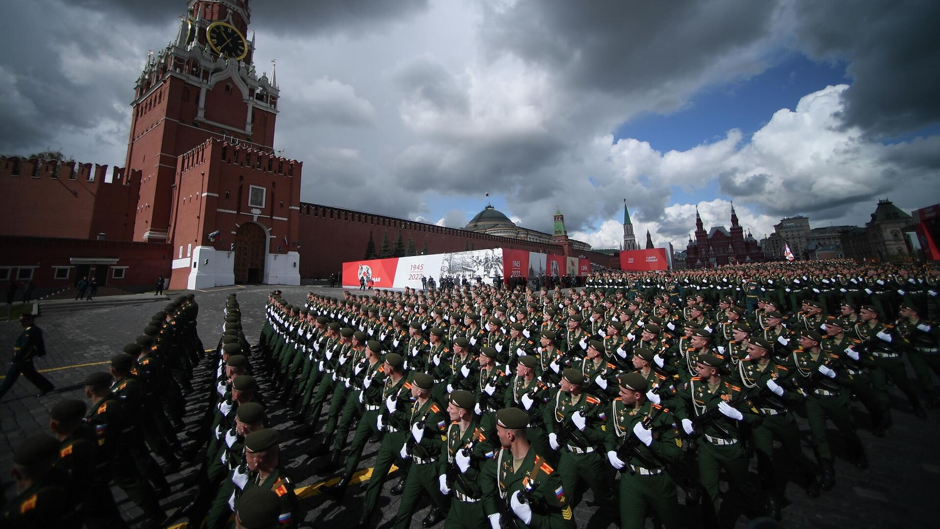 Военнослужащие парадных расчетов на военном параде, посвящённом 77-й годовщине Победы в Великой Отечественной войне, на Красной площади в Москве - РИА Новости, 1920, 11.12.2022