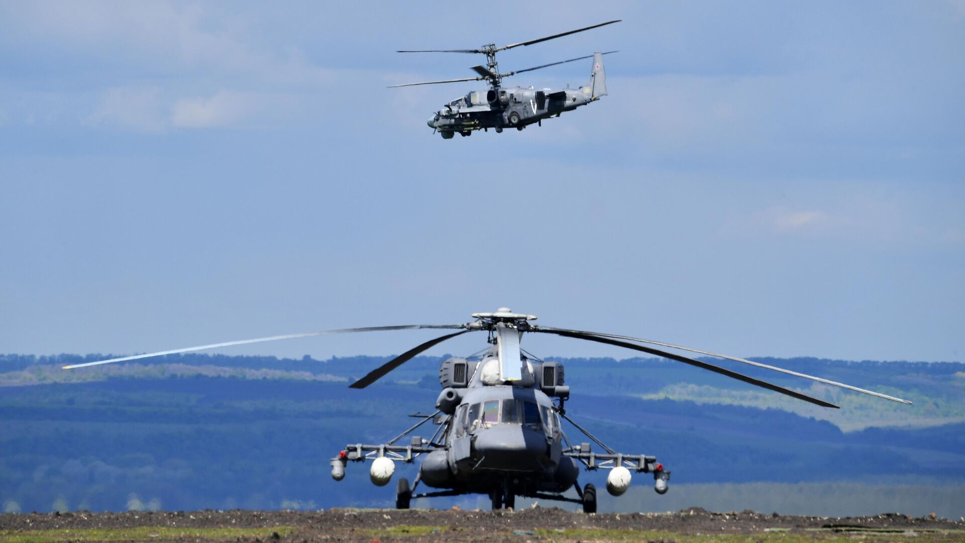 Вертолет Ми-8 АМТШ, задействованный в специальной военной операции на Харьковском направлении, на полевом аэродроме - РИА Новости, 1920, 16.07.2022