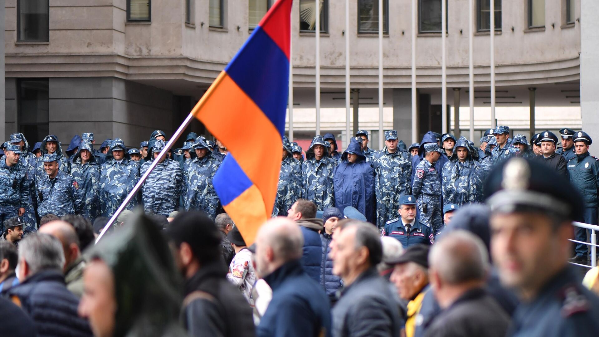 Сотрудники полиции во время митинга оппозиции у здания Генпрокуратуры в Еревaне - РИА Новости, 1920, 20.05.2022