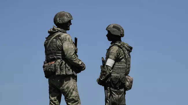 Военнослужащие подразделения инженерно-сапёрной бригады ВС РФ во время разминирования противотанковых мин на Арабатской стрелке