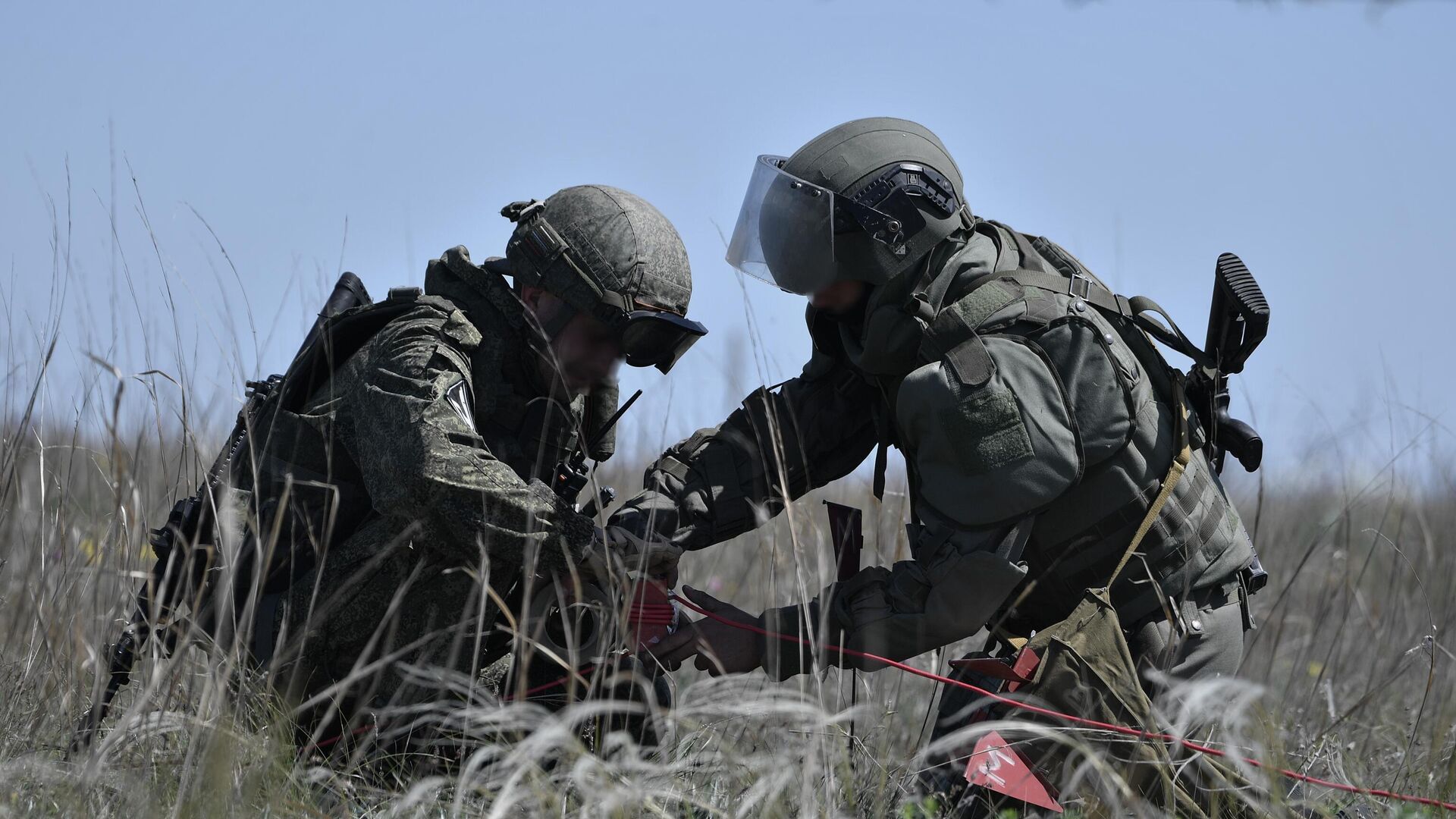 Военнослужащие подразделения инженерно-саперной бригады ВС РФ во время разминирования противотанковых мин  - РИА Новости, 1920, 17.07.2022