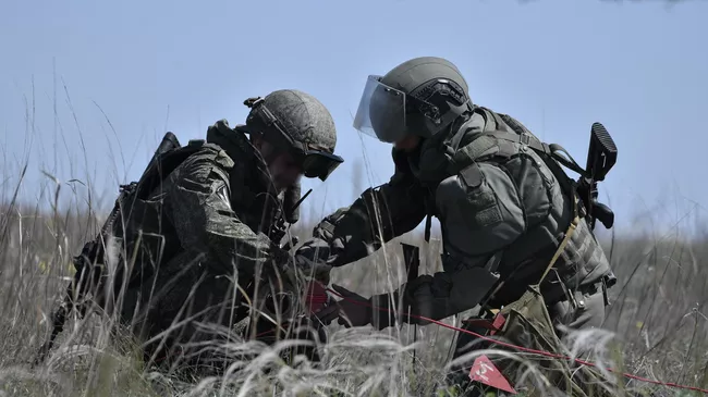 Военнослужащие подразделения инженерно-саперной бригады ВС РФ во время разминирования противотанковых мин 