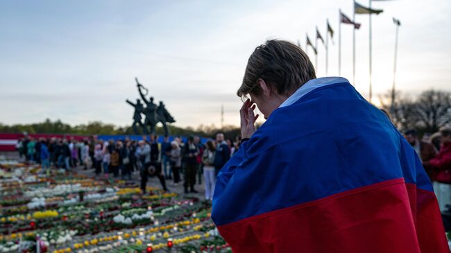 Участник церемонии возложения цветов у мемориального комплекса Памятник воинам Советской Армии - освободителям Советской Латвии и Риги от немецко-фашистских захватчиков в Риге