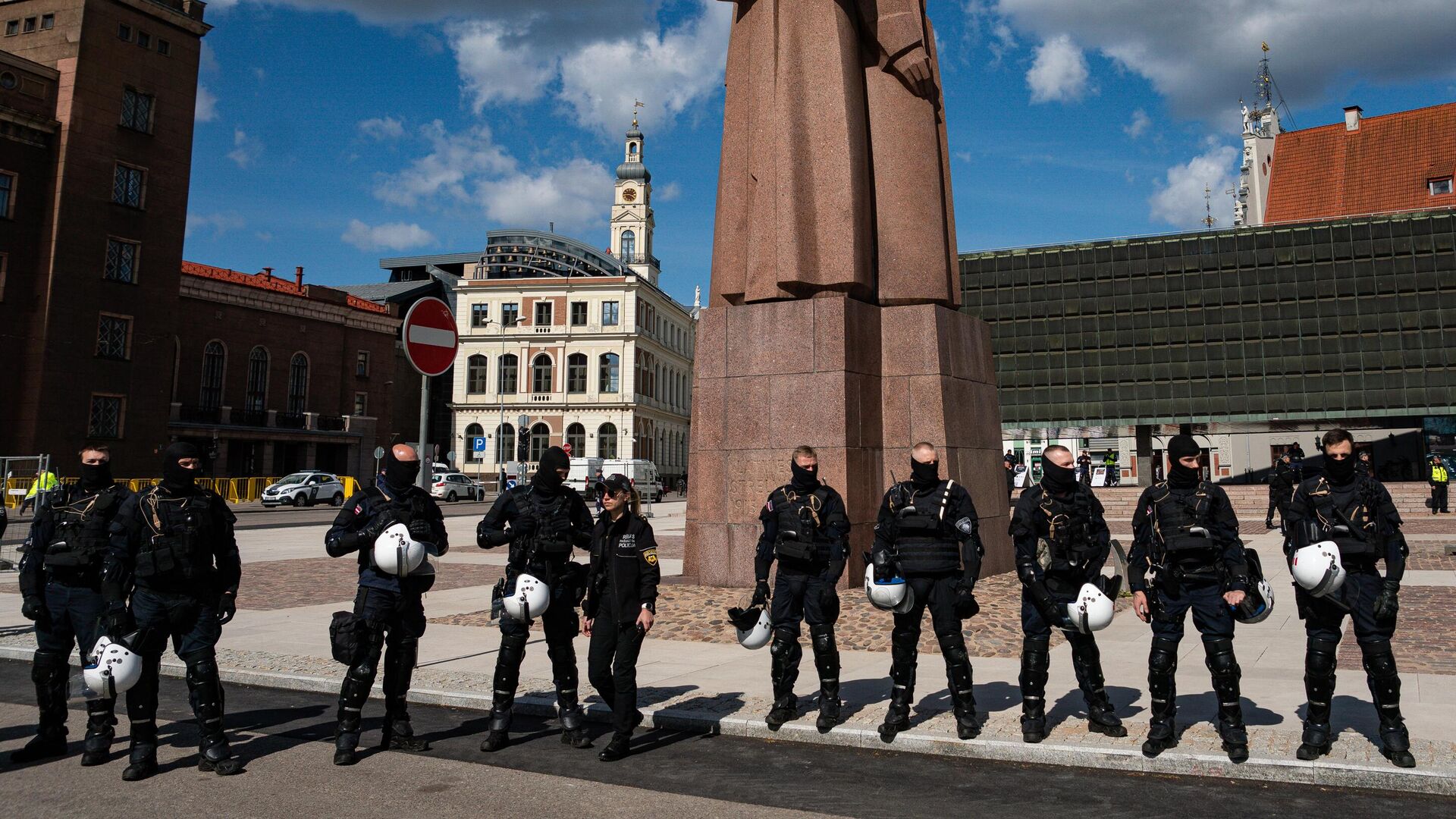 Сотрудники полиции стоят в оцеплении на несанкционированном митинге против сноса памятника советским воинам-освободителям Советской Латвии от немецко-фашистских захватчиков в Риге - РИА Новости, 1920, 14.05.2022