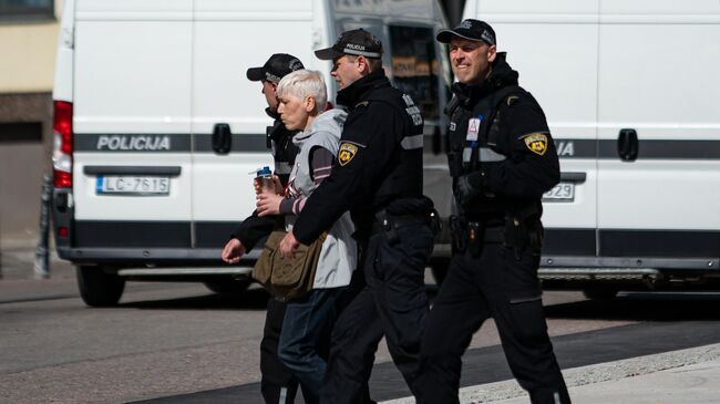 Сотрудники полиции задерживают одну из участниц несанкционированного митинга против сноса памятника советским воинам-освободителям Советской Латвии от немецко-фашистских захватчиков в Риге