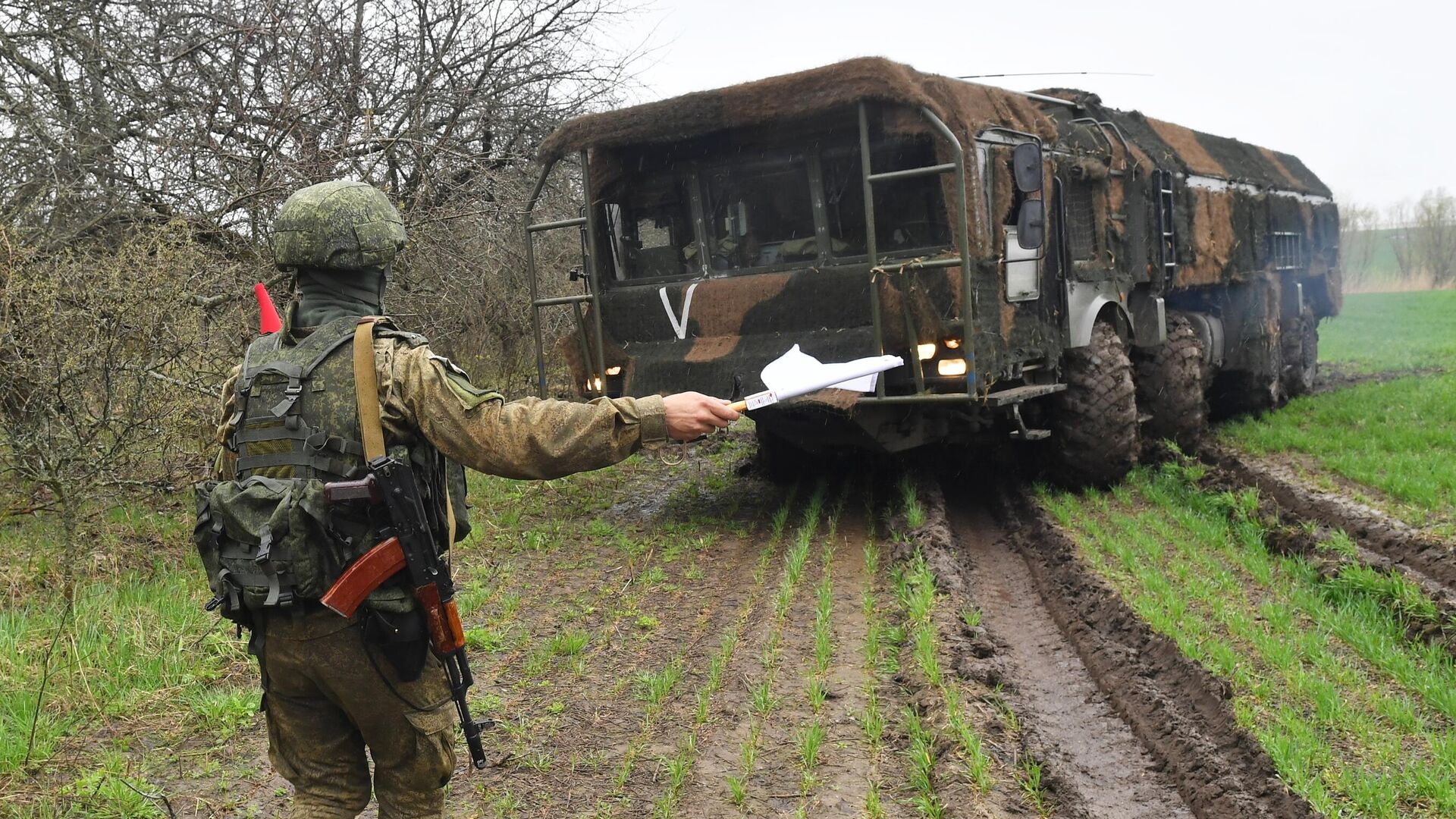 Движение оперативно-тактического ракетного комплекса Искандер на Харьковском направлении в зоне проведения специальной военной операции на Украине - РИА Новости, 1920, 31.05.2024