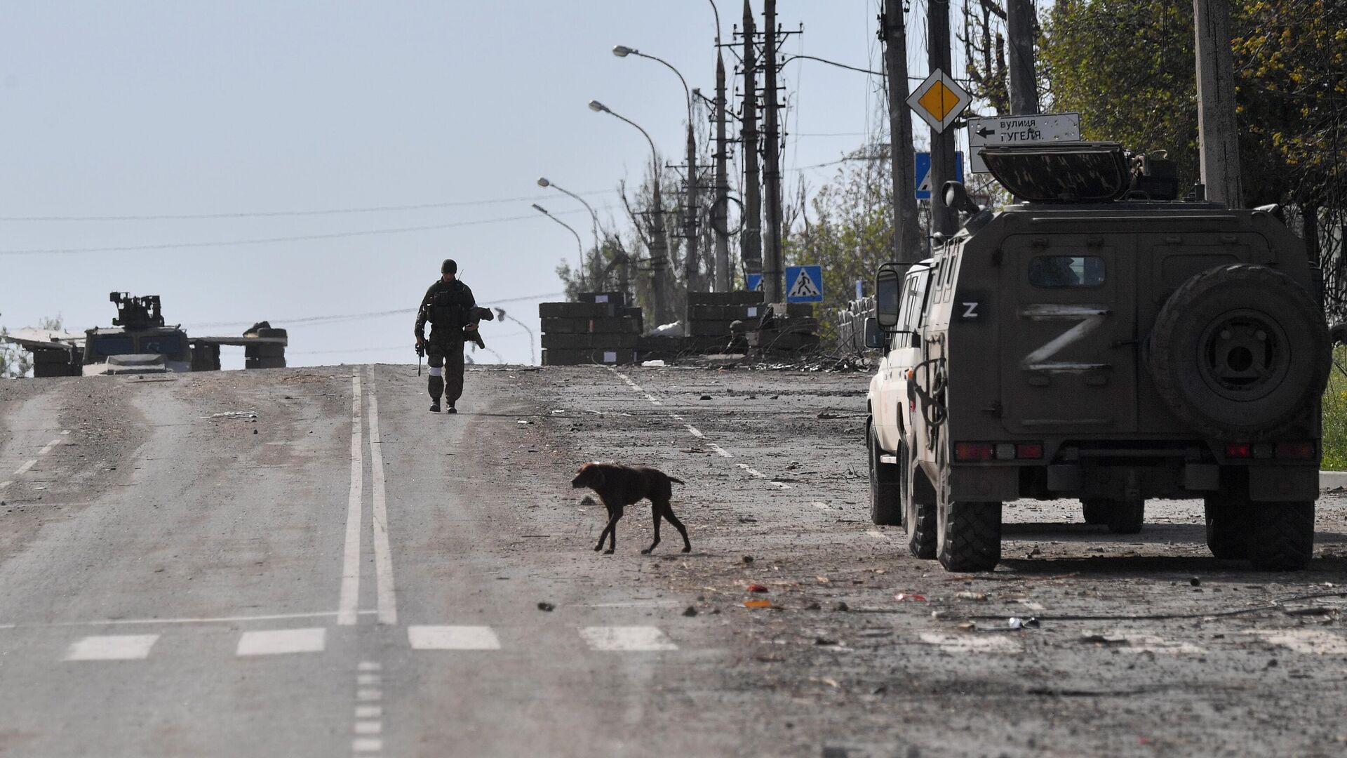 Военнослужащий НМ ДНР на одной из улиц Мариуполя перед началом эвакуации мирных жителей с территории металлургического комбината Азовсталь - РИА Новости, 1920, 23.05.2022