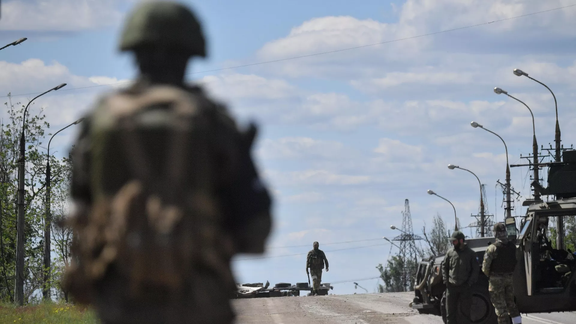 Военнослужащие ДНР на блокпосту рядом с территорией завода Азовсталь в Мариуполе Военнослужащие ДНР на блокпосту рядом с территорией завода Азовсталь в Мариуполе - РИА Новости, 1920, 26.05.2022
