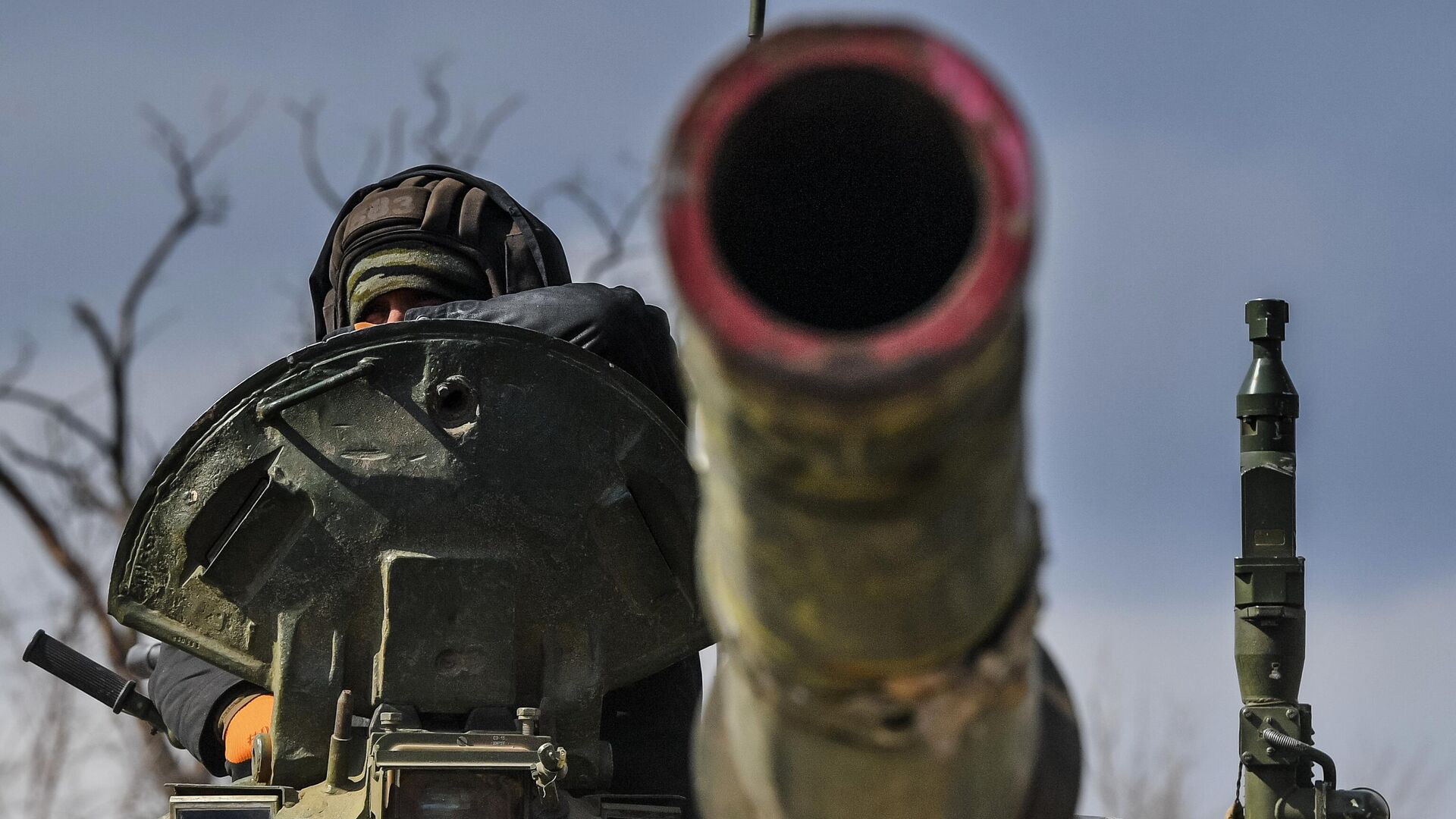 Военнослужащий Народной милиции ЛНР в танке на одной из улиц Мариупол - РИА Новости, 1920, 18.05.2022