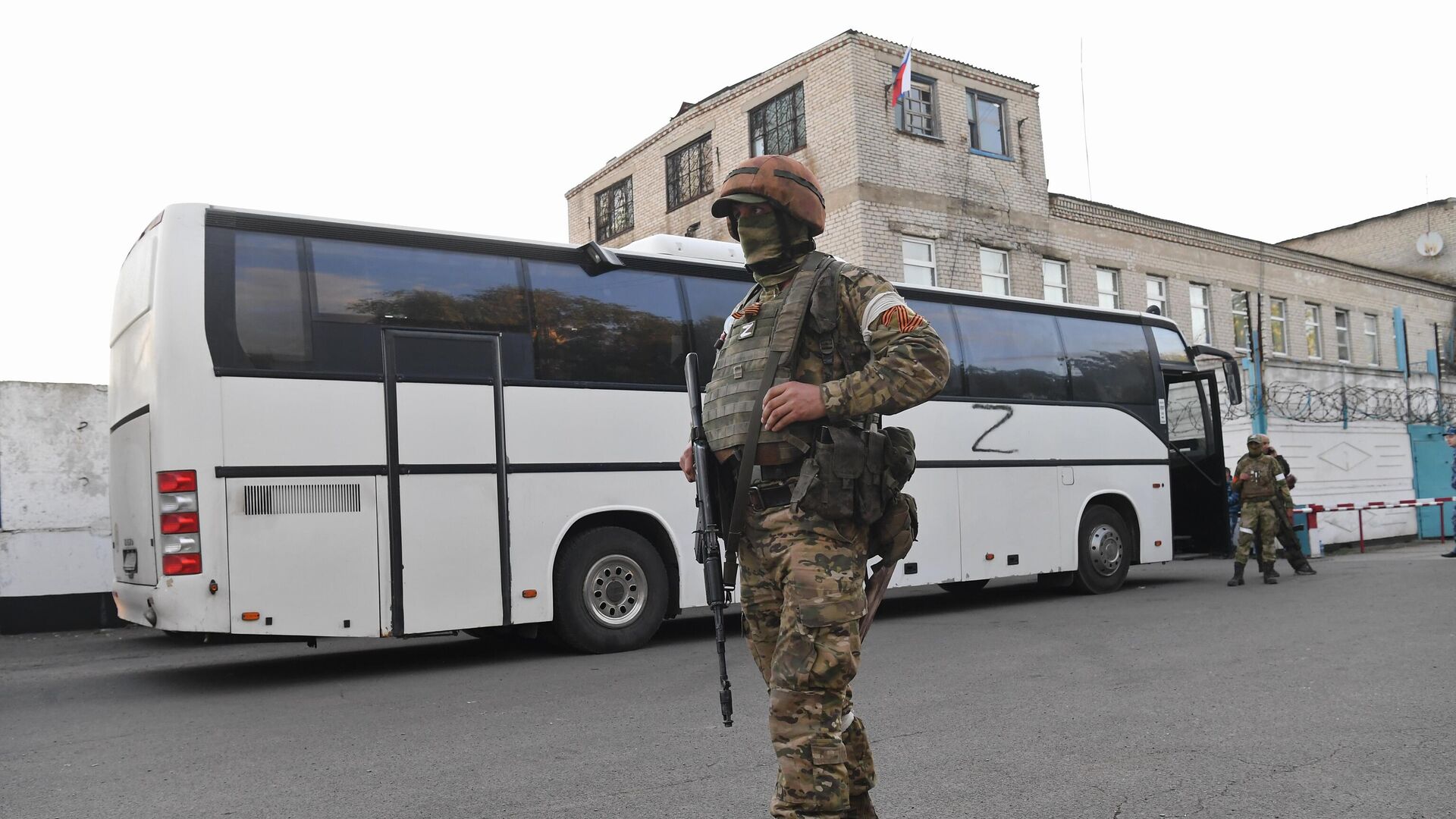 Автобус со сдавшимися в плен украинскими военнослужащими и боевиками националистического батальона Азов у следственного изолятора в Еленовке - РИА Новости, 1920, 18.05.2022