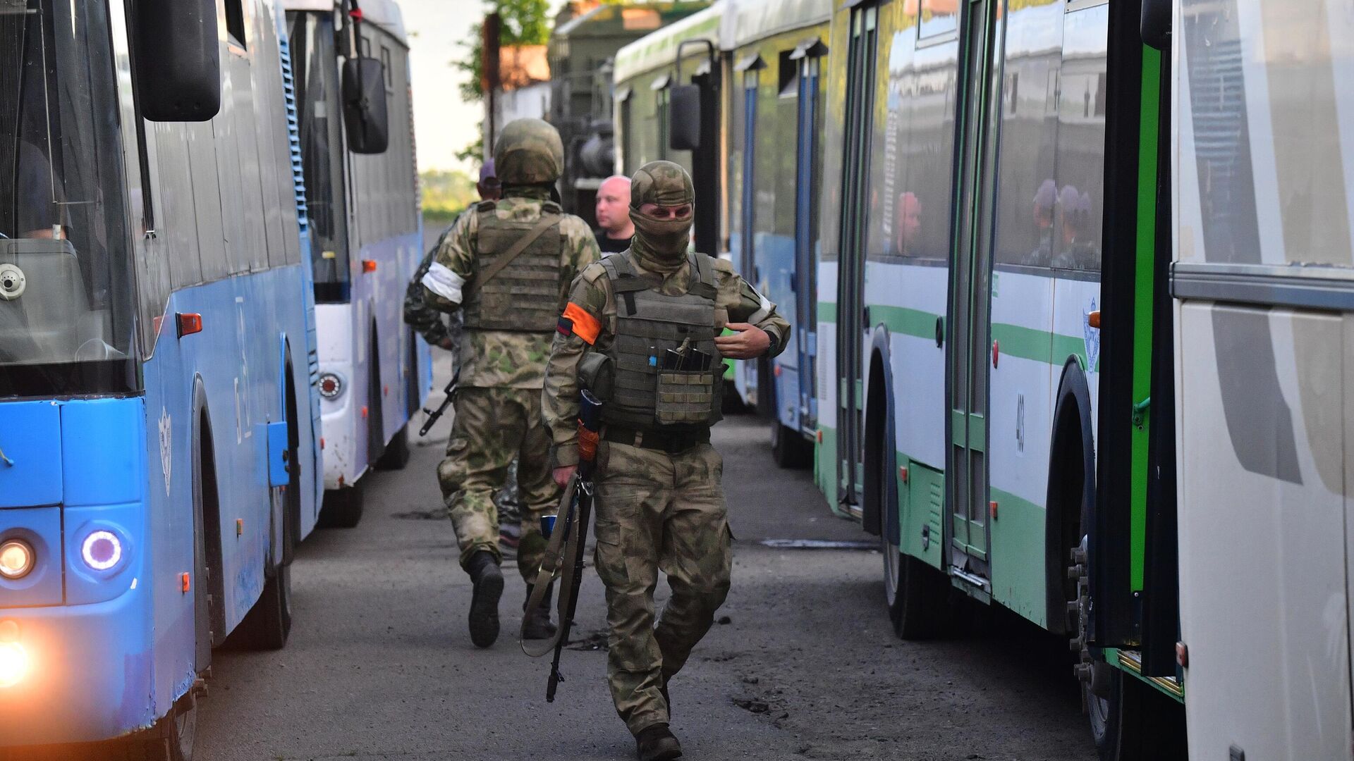 Автобусы со сдавшимися в плен украинскими военнослужащими - РИА Новости, 1920, 29.05.2024