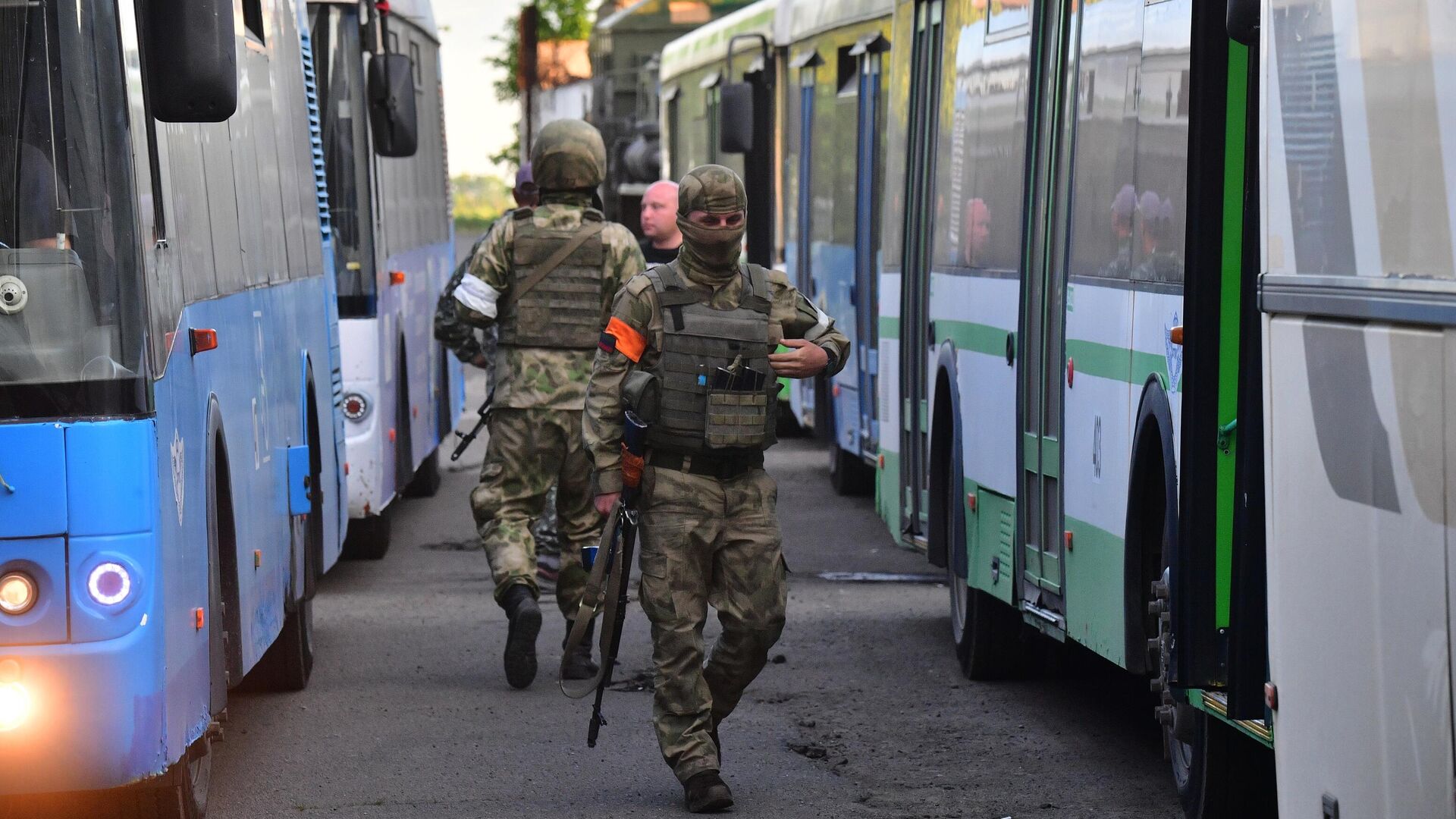 Автобусы со сдавшимися в плен украинскими военнослужащими - РИА Новости, 1920, 29.05.2024