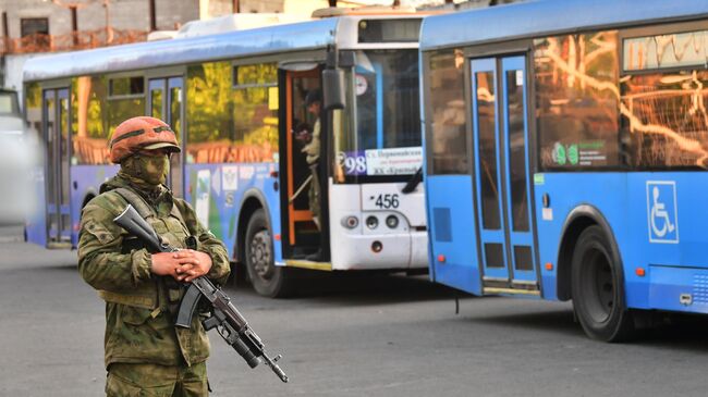 Автобусы со сдавшимися в плен украинскими военнослужащими и боевиками националистического батальона Азов у следственного изолятора в Еленовке