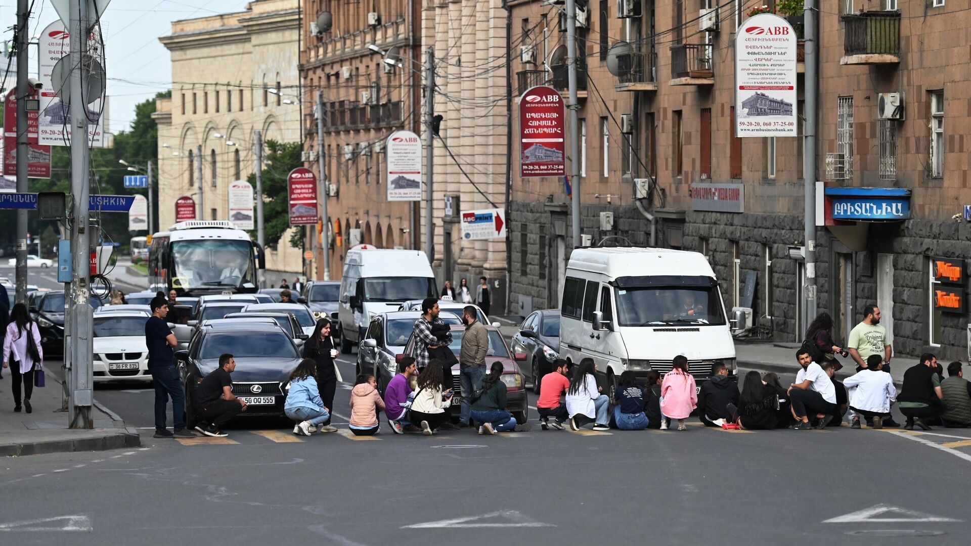 Участники акции протеста оппозиции перекрыли дорожное движение на улице в Ереване. Архивное фото - РИА Новости, 1920, 19.09.2023