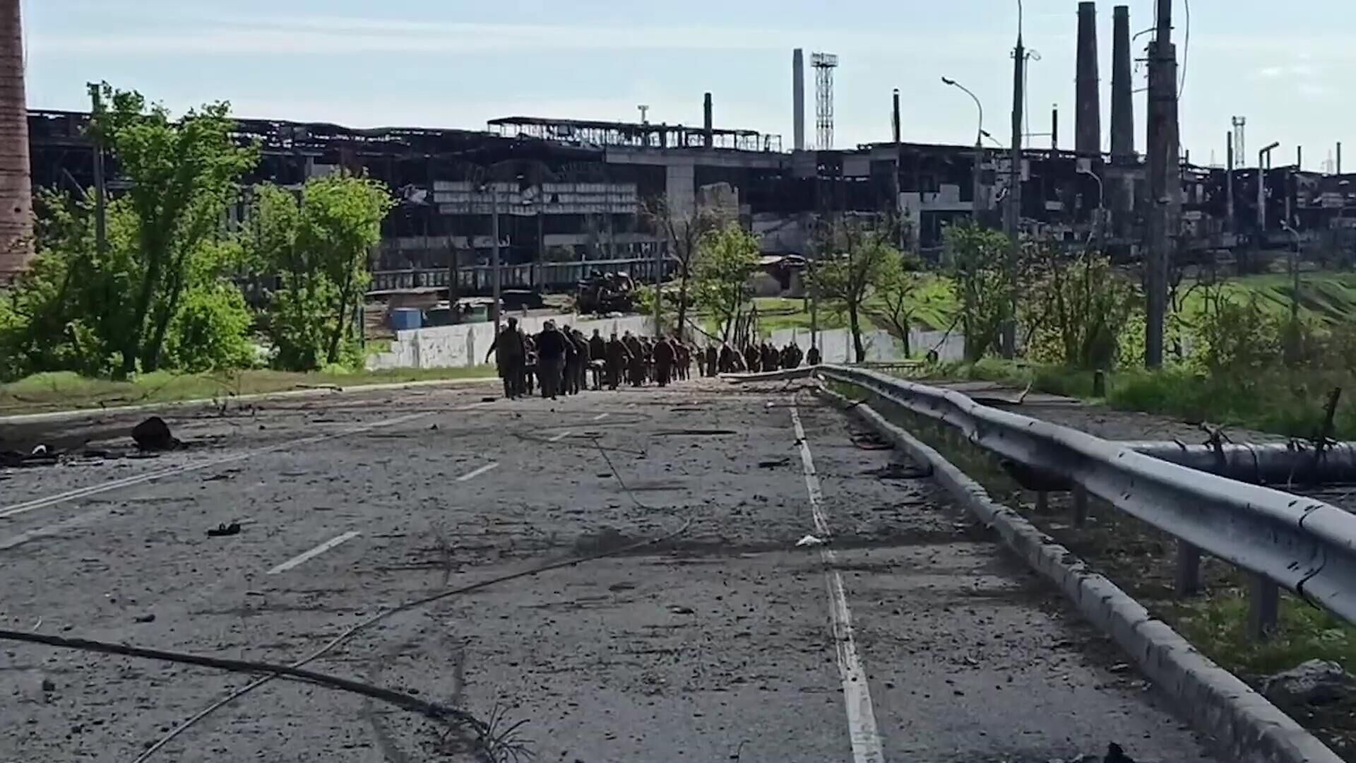 Сдавшиеся в плен украинские военнослужащие и боевики националистического батальона Азов выходят с территории комбината Азовсталь в Мариуполе - РИА Новости, 1920, 19.05.2022