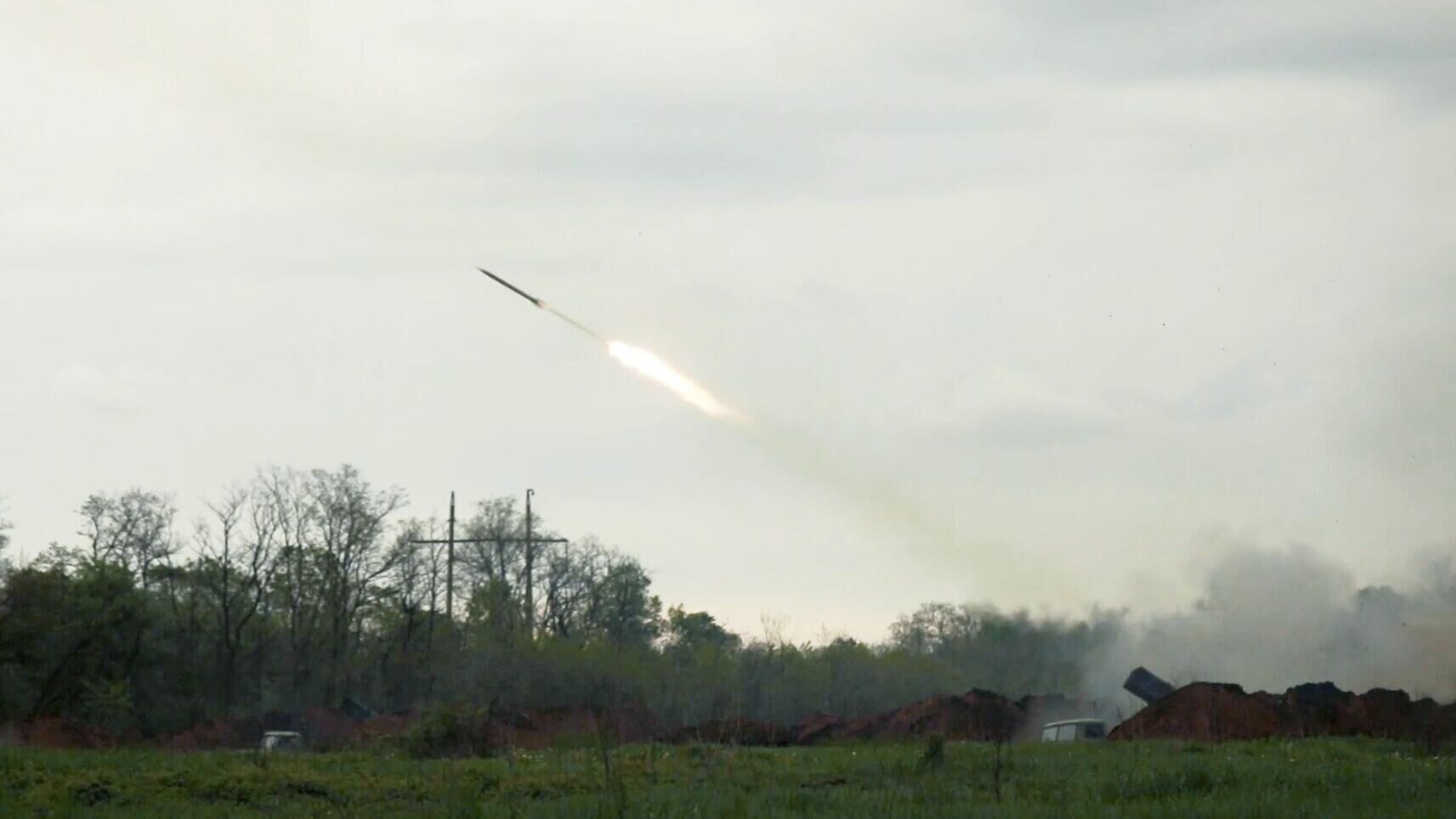 Работа реактивной системы залпового огня (РСЗО) Град в ходе специальной военной операции на Украине - РИА Новости, 1920, 06.06.2022