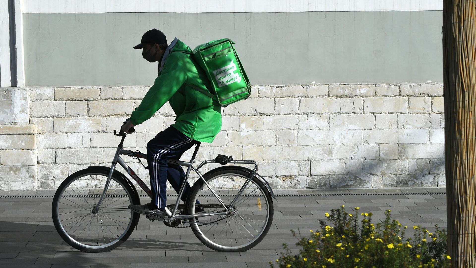 Курьер службы Delivery Club  - РИА Новости, 1920, 25.04.2025