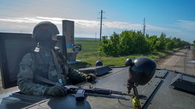 Сотрудник Росгвардии патрулирует дорогу в районе Снегиревки