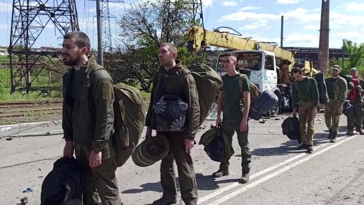 Сдавшиеся в плен украинские военнослужащие и боевики националистического батальона Азов на территории комбината Азовсталь в Мариуполе. Стоп-кадр видео - РИА Новости, 1920, 22.05.2022