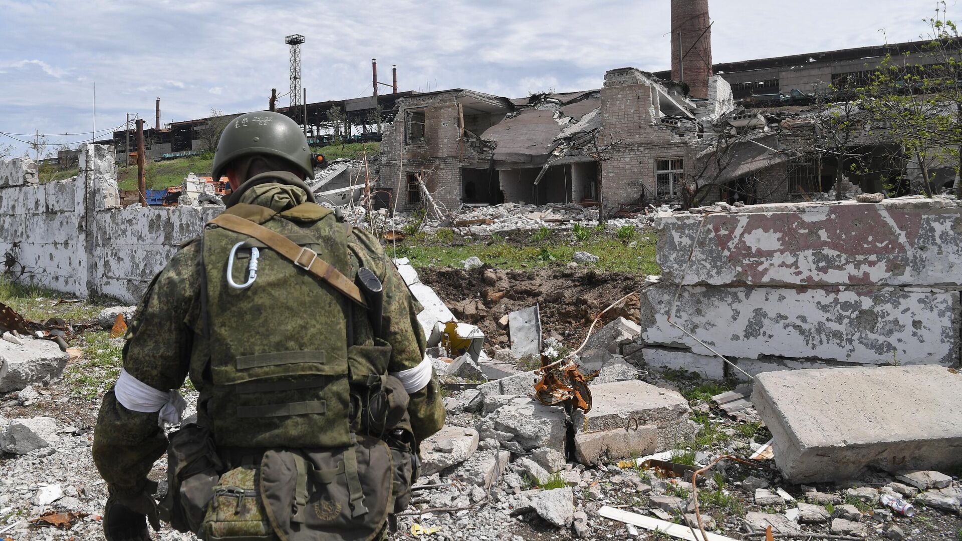 Военнослужащий батальона Восток Народной милиции ДНР обходит территорию разрушенного комбината Азовсталь в Мариуполе - РИА Новости, 1920, 22.05.2022