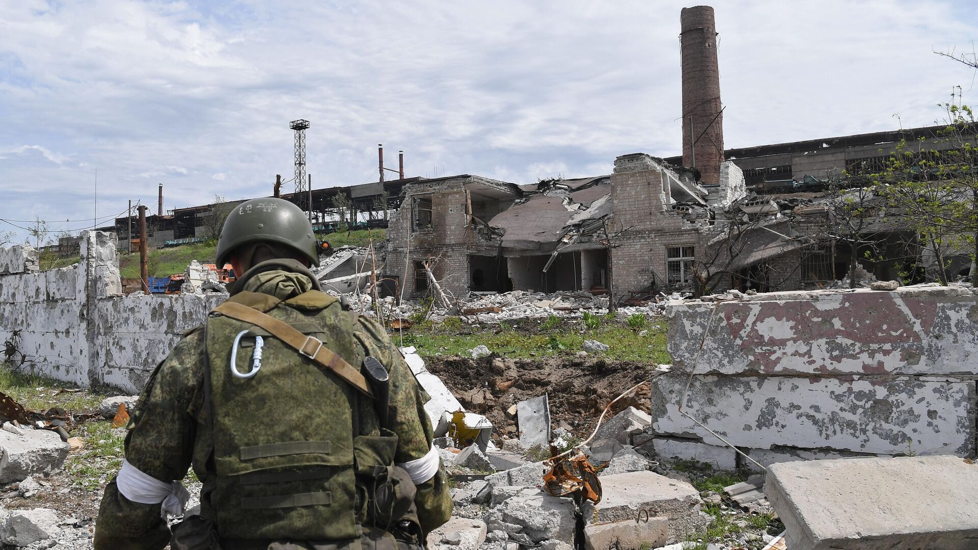 Военнослужащий батальона Восток Народной милиции ДНР обходит территорию разрушенного комбината Азовсталь в Мариуполе - РИА Новости, 1920, 21.05.2022