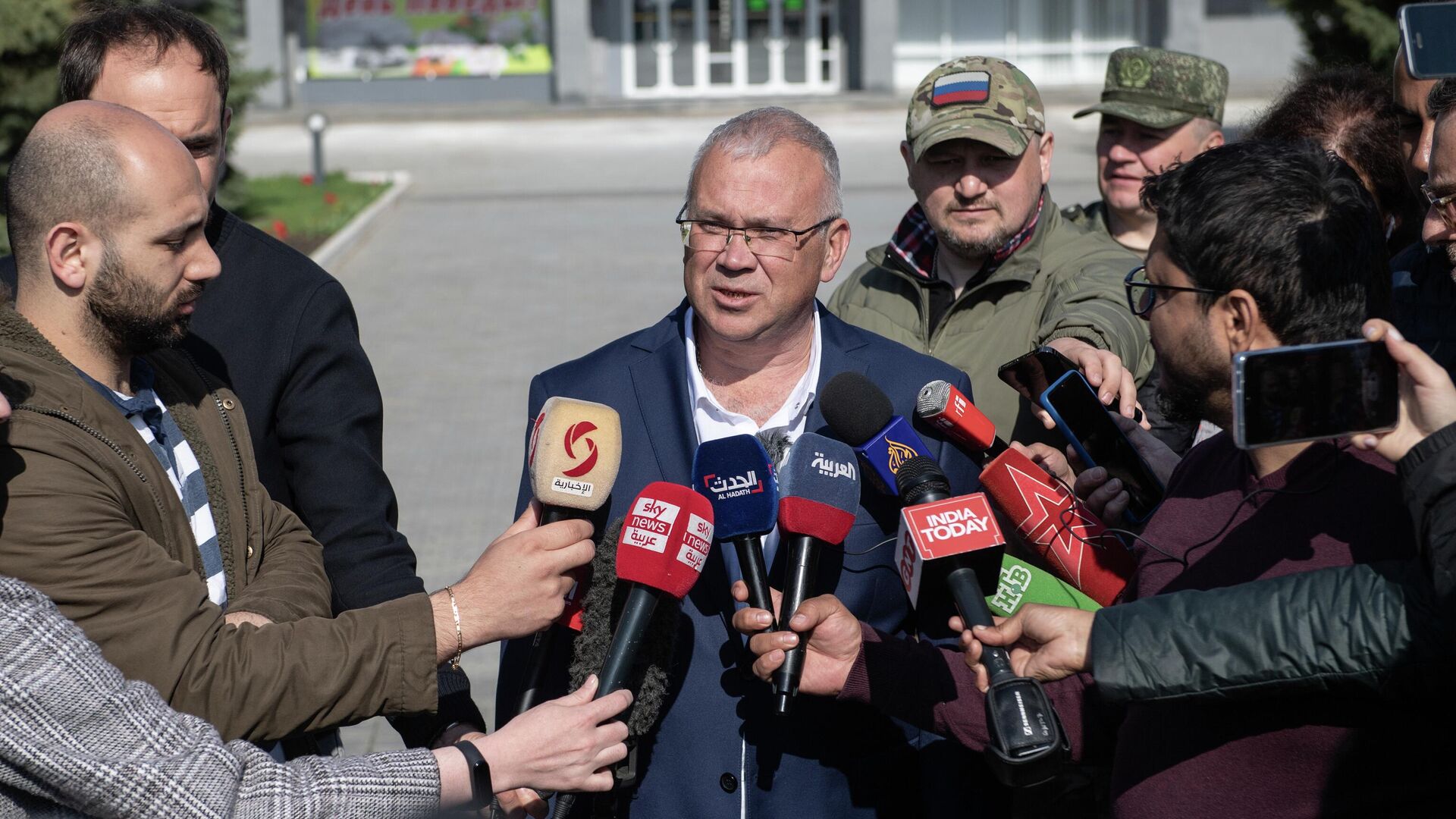 Андрей Шевчик общается с международной прессой на территории Запорожской АЭС в Энергодаре - РИА Новости, 1920, 31.05.2022