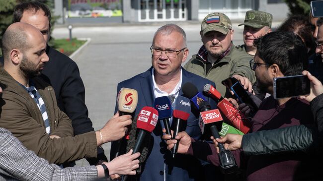 Андрей Шевчик общается с международной прессой на территории Запорожской АЭС в Энергодаре