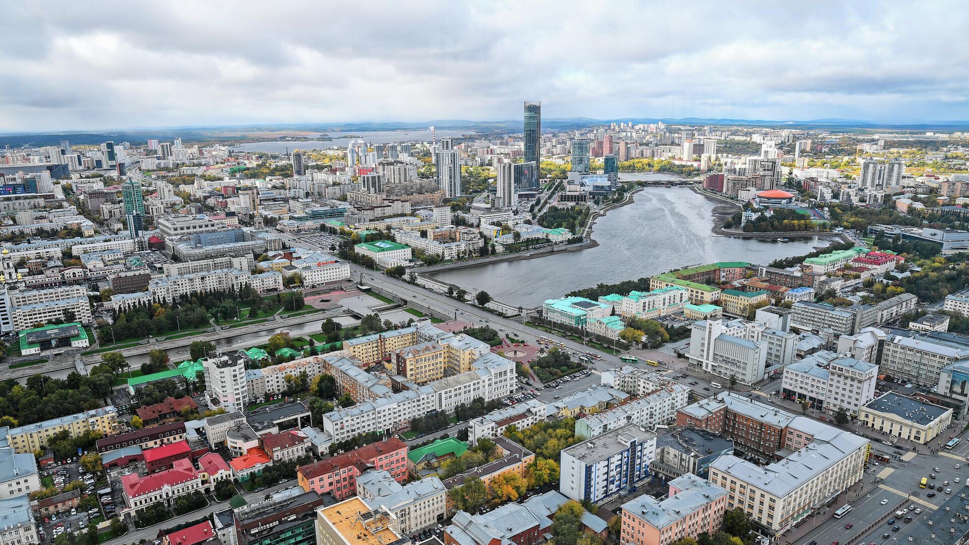 Вид на Екатеринбург со смотровой площадки небоскрёба Высоцкий. Архивное фото - РИА Новости, 1920, 11.07.2024