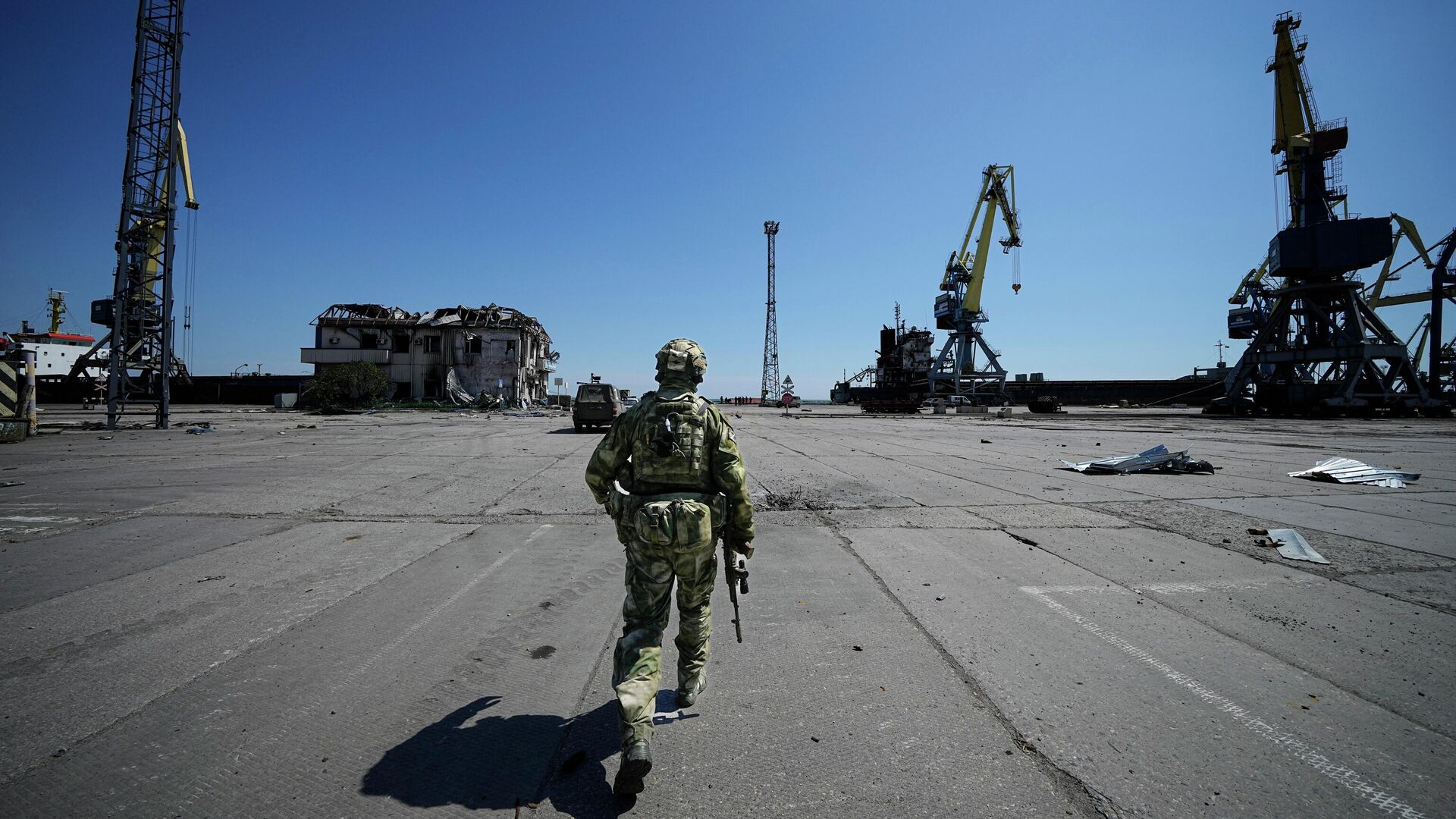 Российский военнослужащий в морском порту Мариуполя - РИА Новости, 1920, 26.05.2022