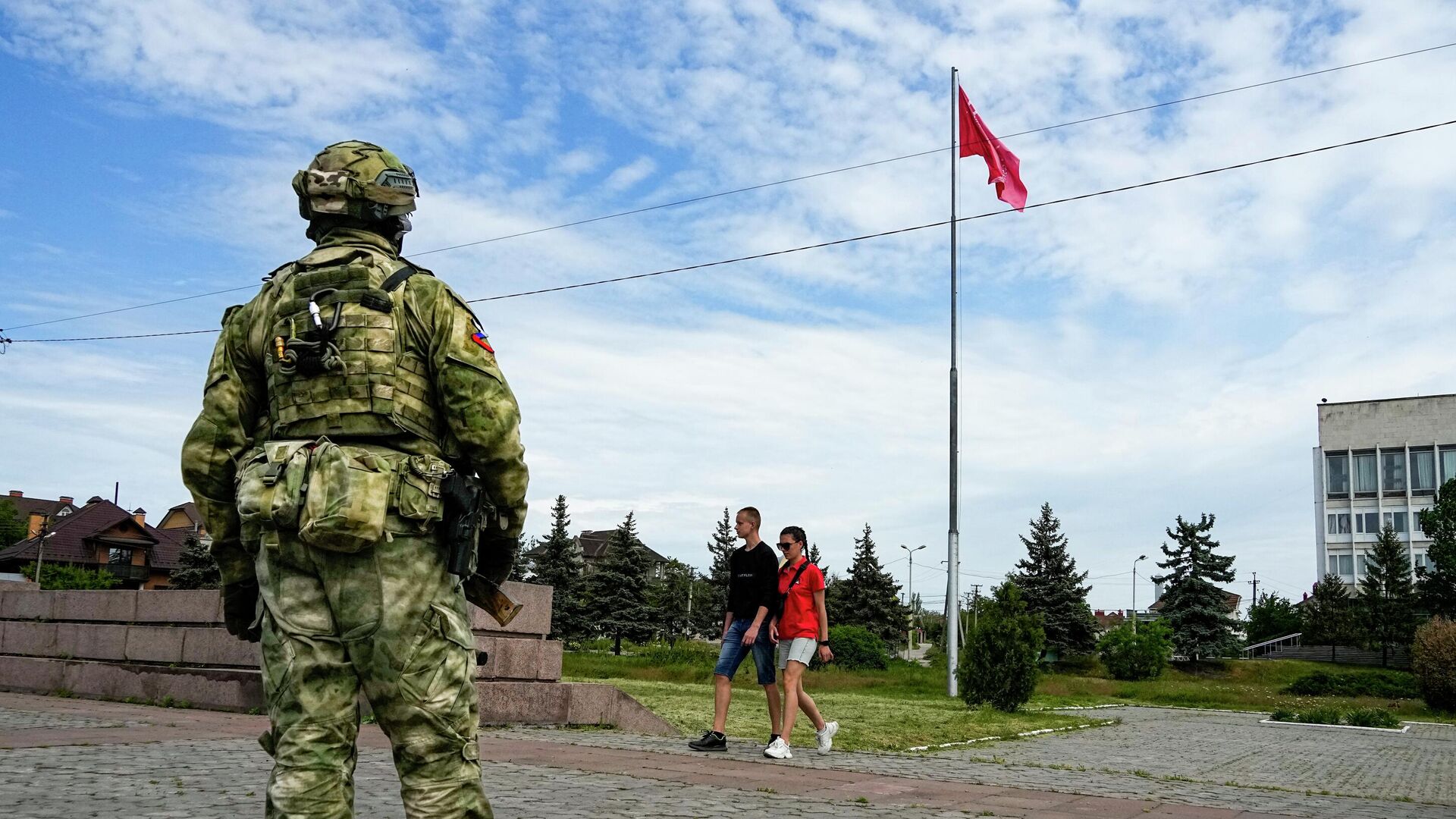 Военнослужащий и местные жители в Херсоне - РИА Новости, 1920, 02.06.2022