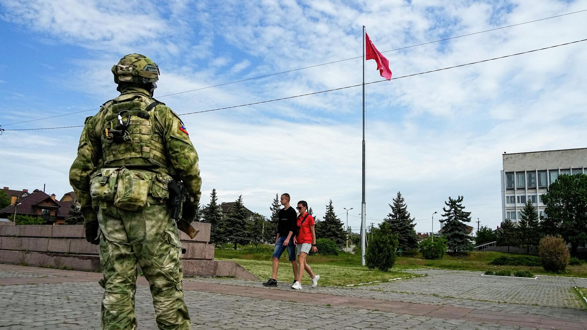 Военнослужащий и местные жители в Херсоне - РИА Новости, 1920, 23.07.2022