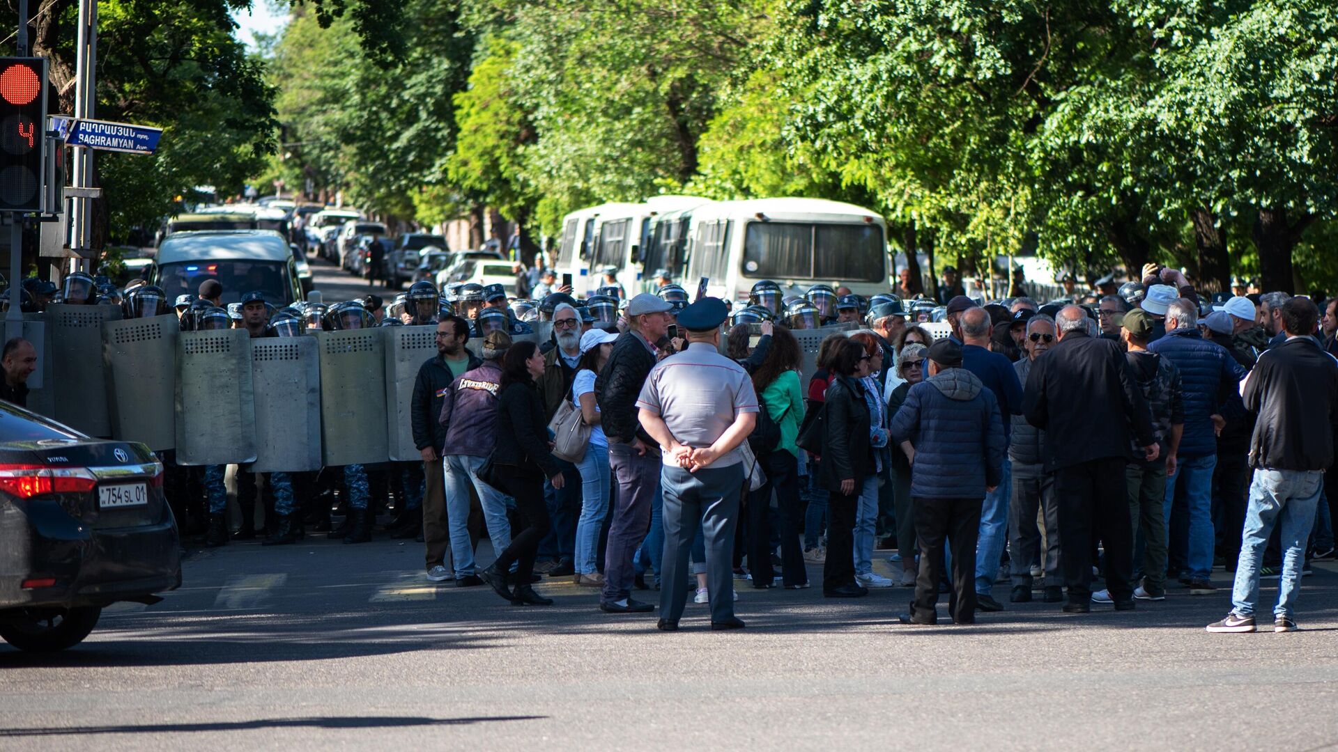 Сотрудники полиции заблокировали движение по улице Демирчяна в Ереване во время акции протеста оппозиции - РИА Новости, 1920, 26.05.2022