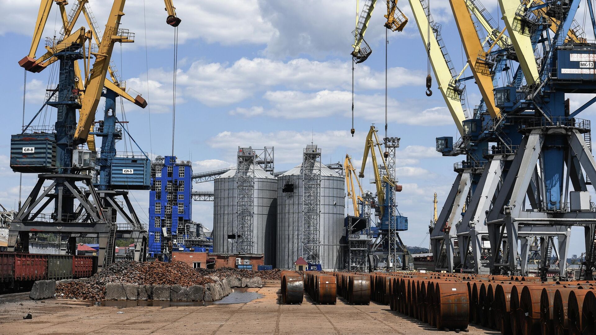 Портовые краны в морском порту в Мариуполе - РИА Новости, 1920, 31.05.2022