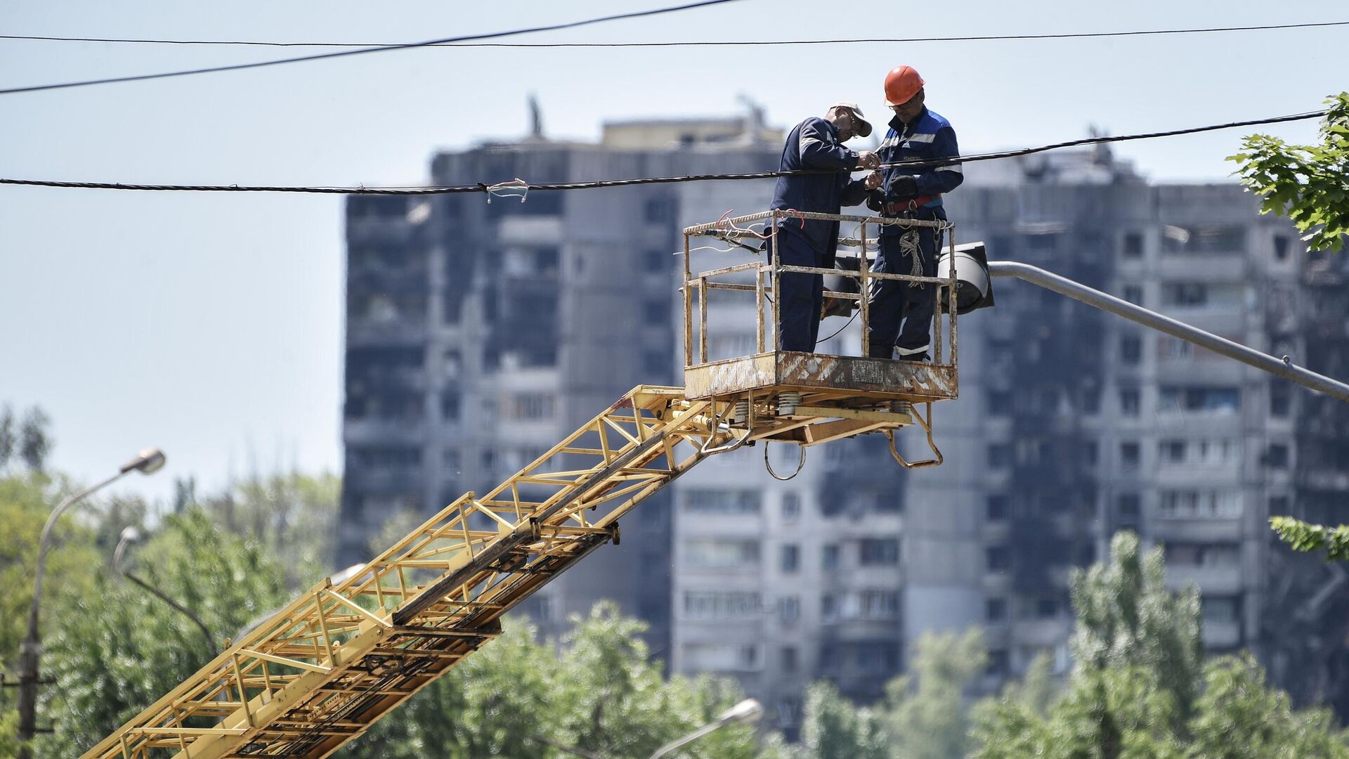 Электромонтеры восстанавливают электроснабжение на одной из улиц в Мариуполе - РИА Новости, 1920, 02.06.2022