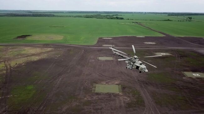 Кадры боевой работы экипажей ударных и транспортно-штурмовых вертолетов на Украине