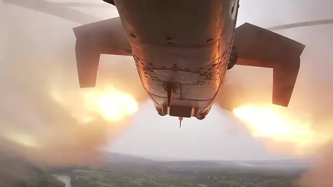 Вертолет Ка-52 Аллигатор ВКС РФ выполняет боевое задание в ходе специальной военной операции на Украине