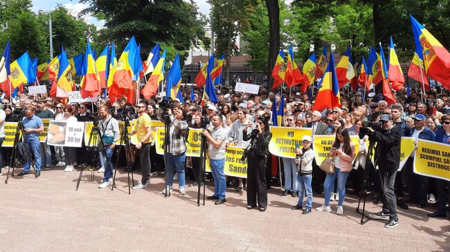 Участники митинга сторонников экс-президента Молдавии Игоря Додона в Кишиневе