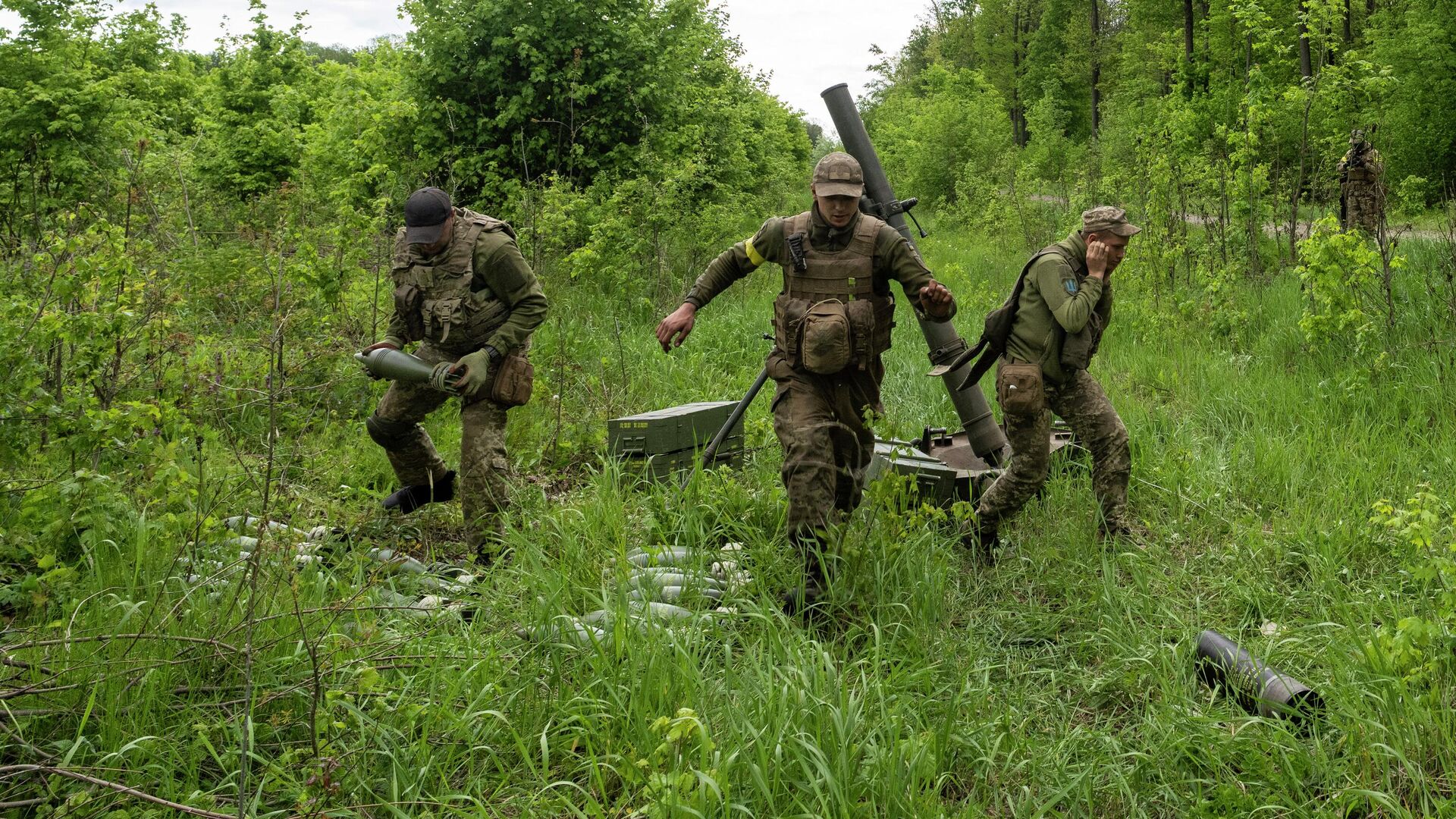 Украинские военные ведут огонь из миномета - РИА Новости, 1920, 25.06.2022